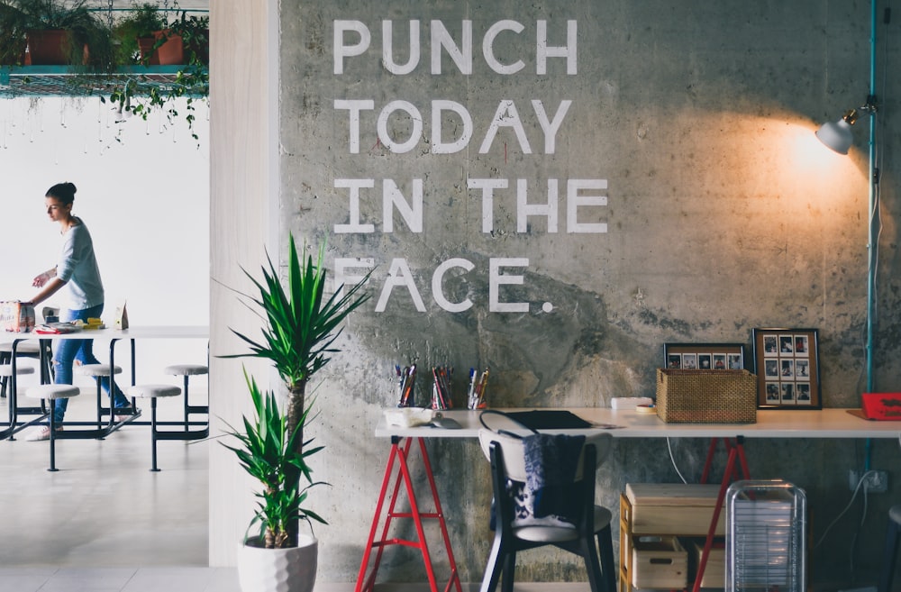 Plante verte à côté d’un bureau blanc