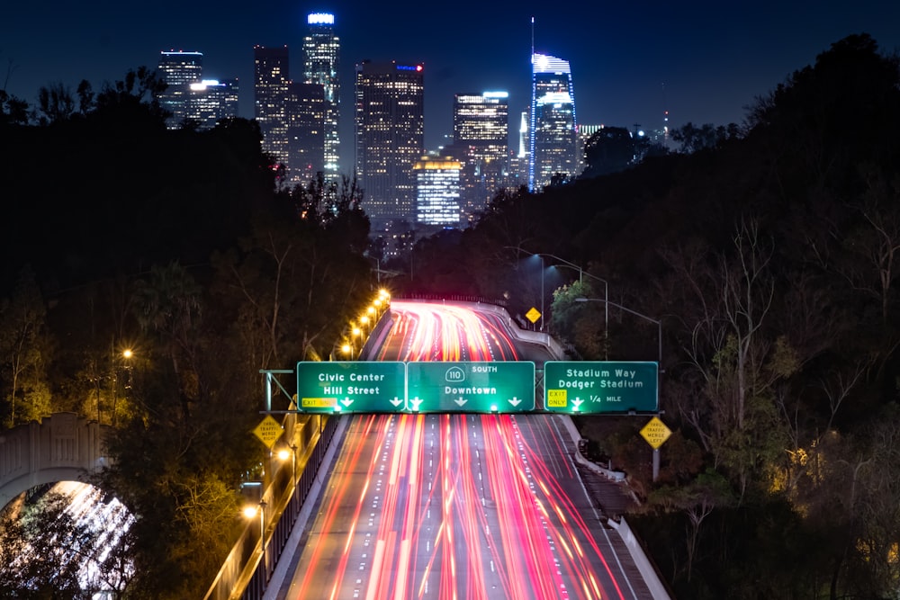 Fotografia em Time Lapse da Rodovia que Leva à Cidade