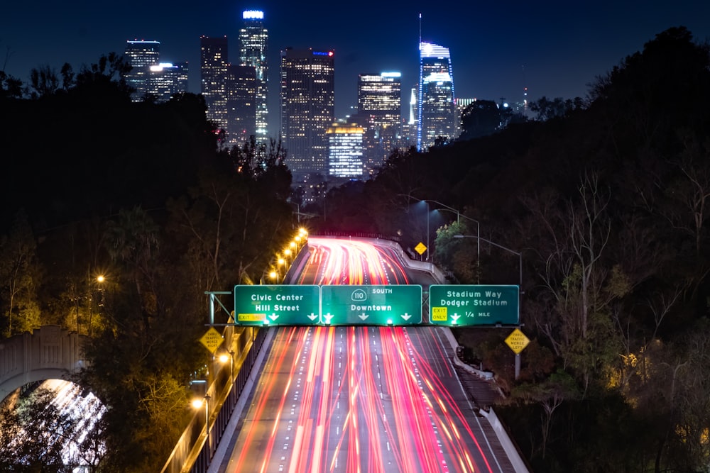 Fotografia time lapse dell'autostrada che porta alla città