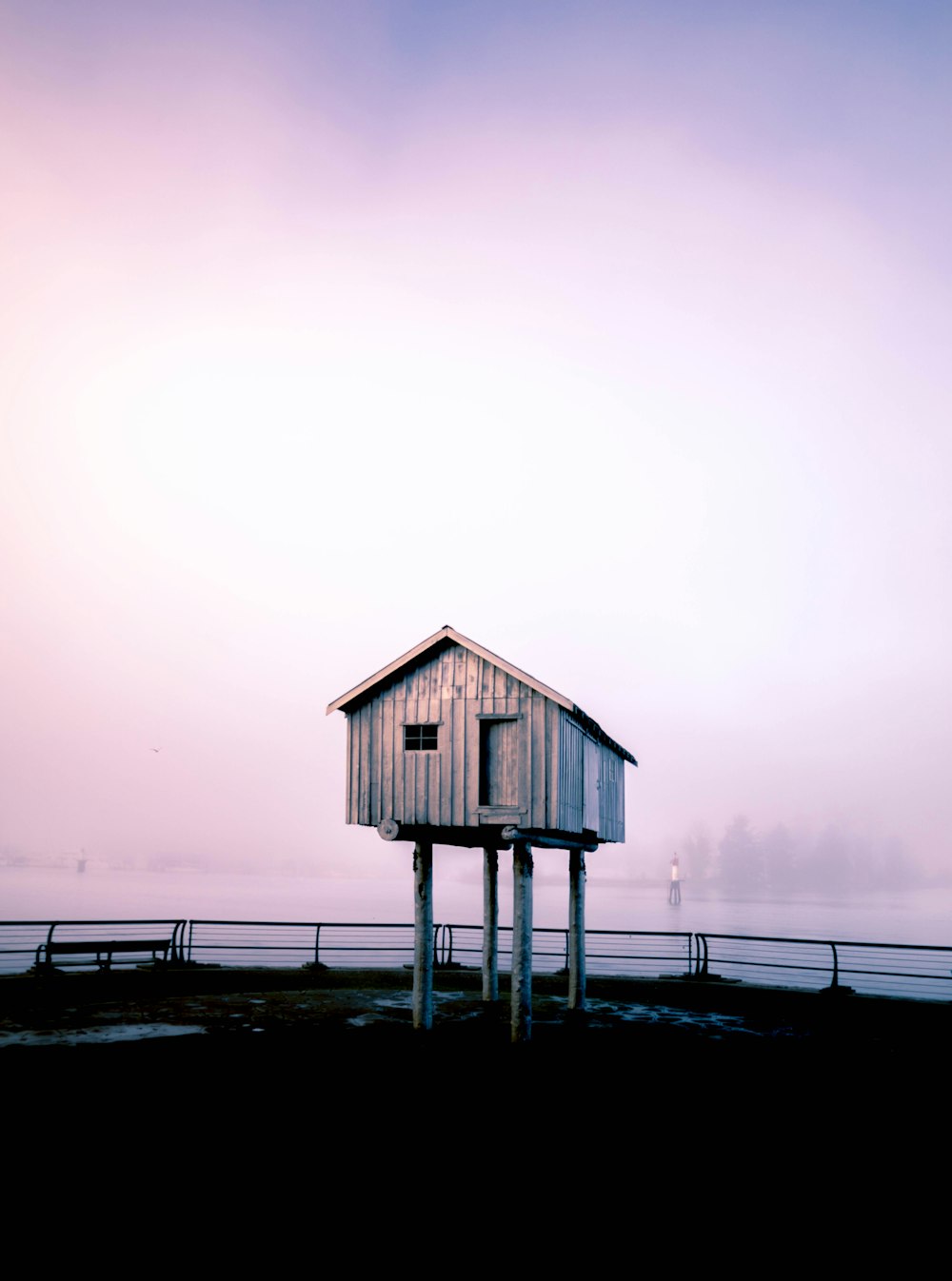 cobertizo de almacenamiento de madera gris bajo el cielo gris