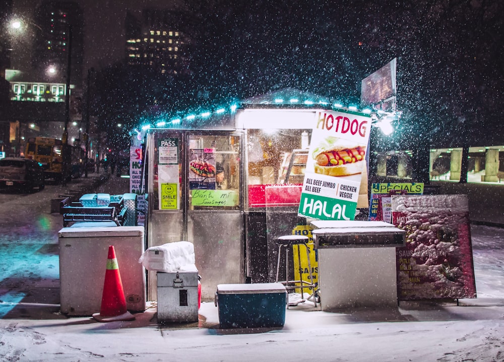 Gut beleuchtetes Lebensmittelgeschäft im Winter Foto