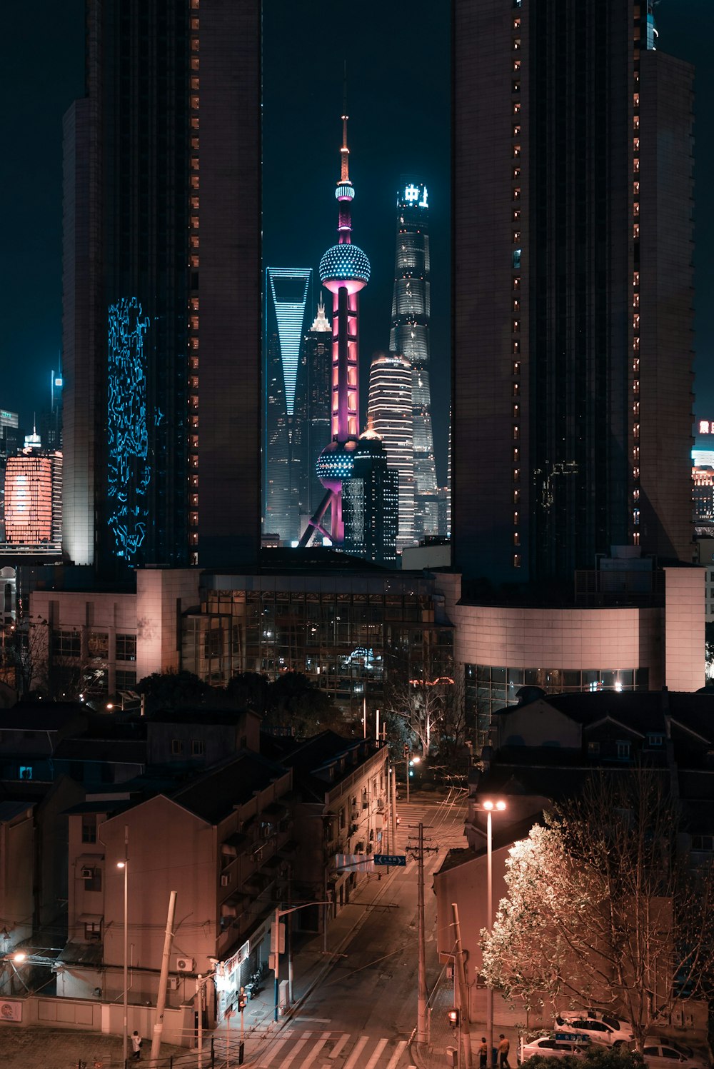 edificios durante la noche