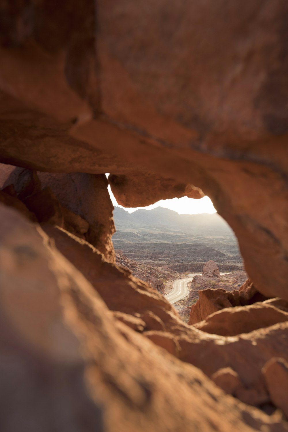 Fotografía en perspectiva de fuerza de la cueva de roca marrón con vistas a la carretera durante el día