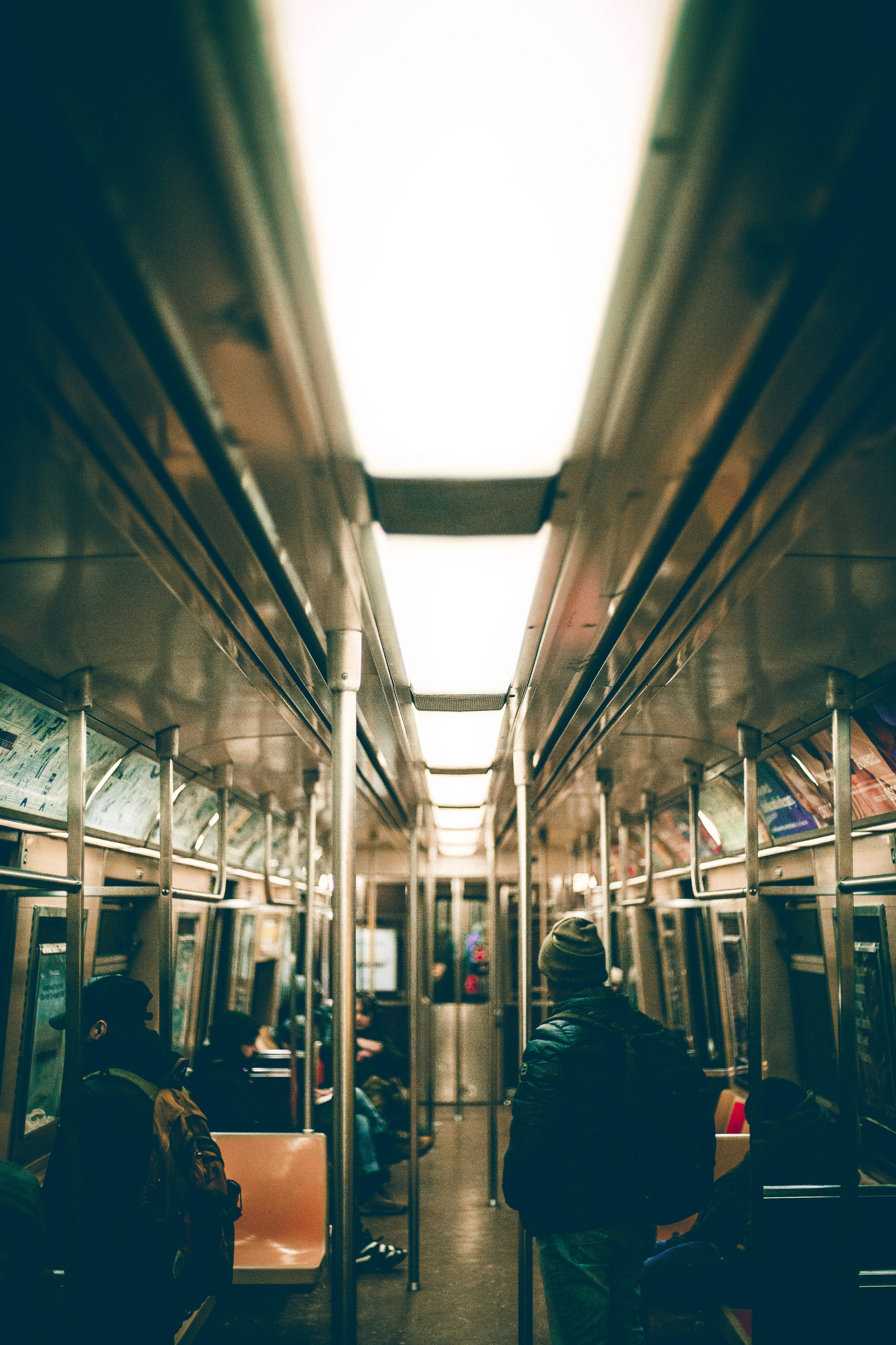 Des gens dans le train. | Photo : Unsplash