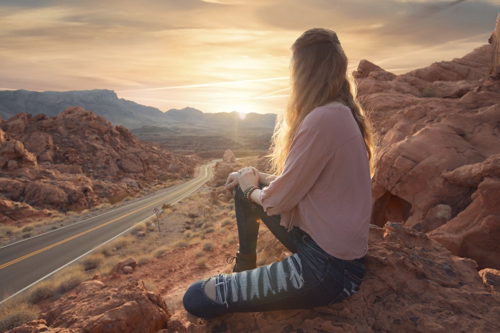 Femme en chemise rose à manches longues et pantalon en jean bleu