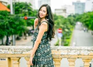 woman wearing green sleeveless dress