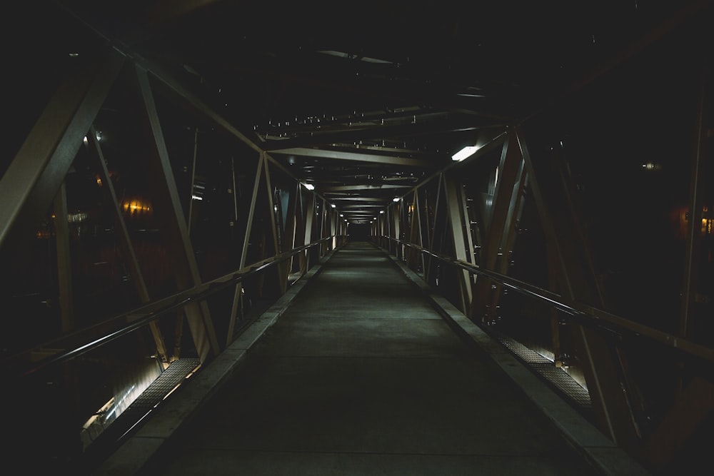 灰色のコンクリート橋