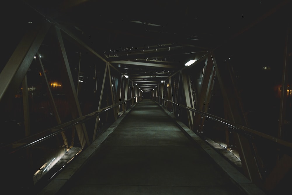 pont en béton gris