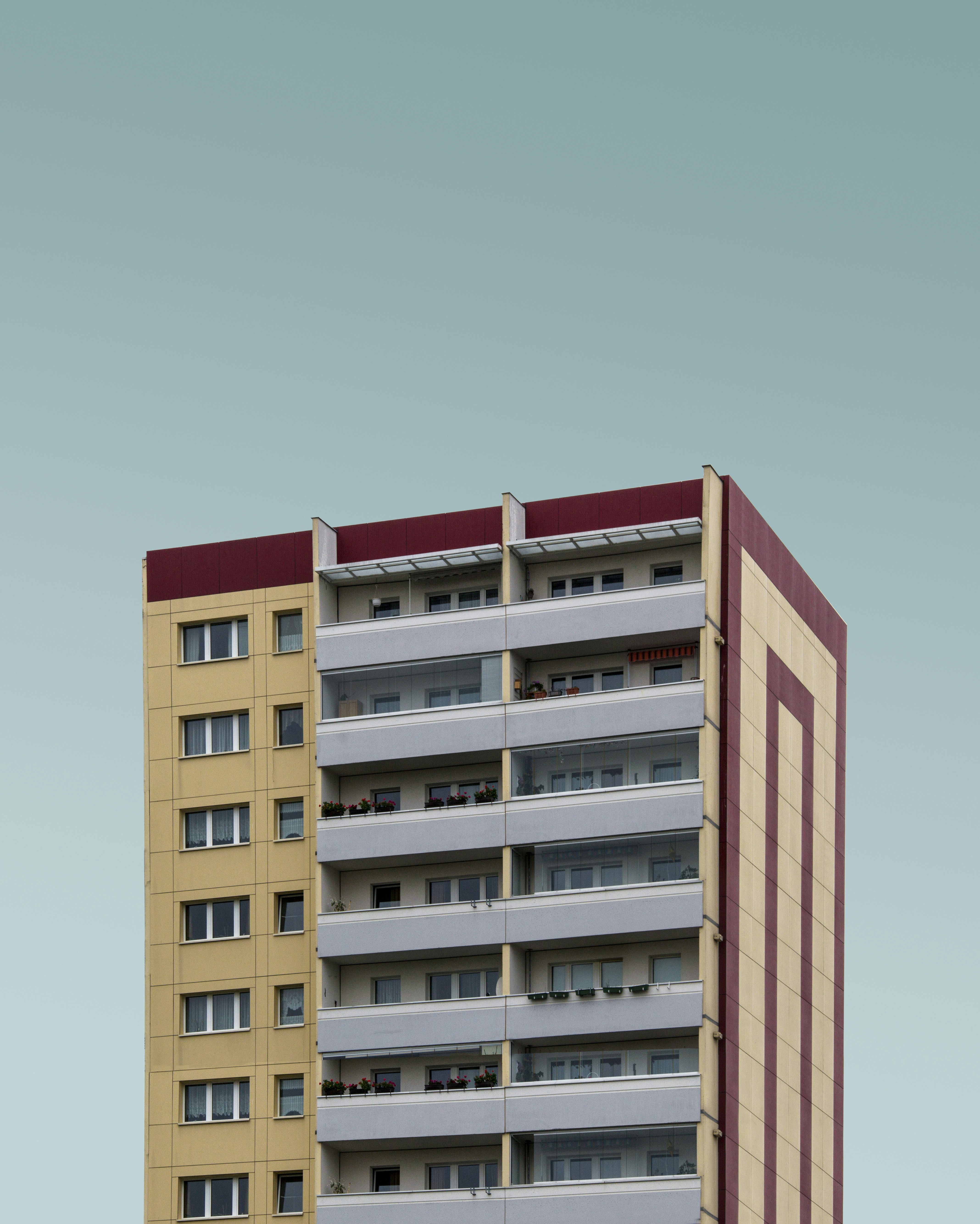 另外，乌海的民生改善也是一个重点，比如教育、医疗、住房等。可以提到乌海在教育方面的投入，或者医疗资源的建设。最后，可以展望一下乌海的未来，说明它在国家发展中的作用