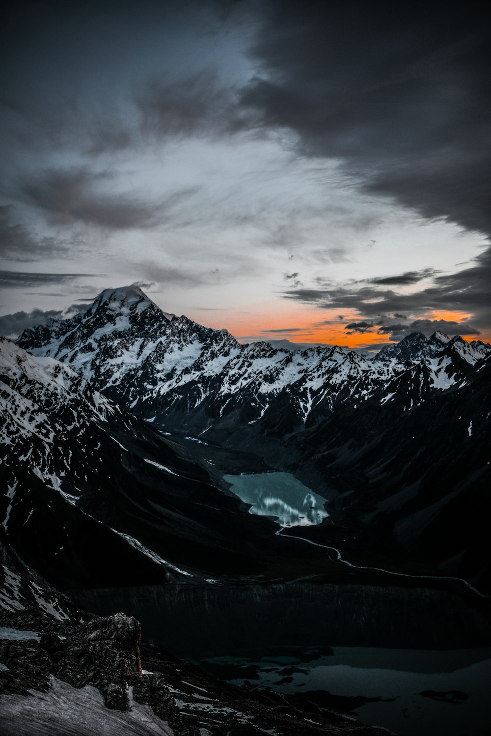 montaña cubierta de nieve bajo la puesta del sol