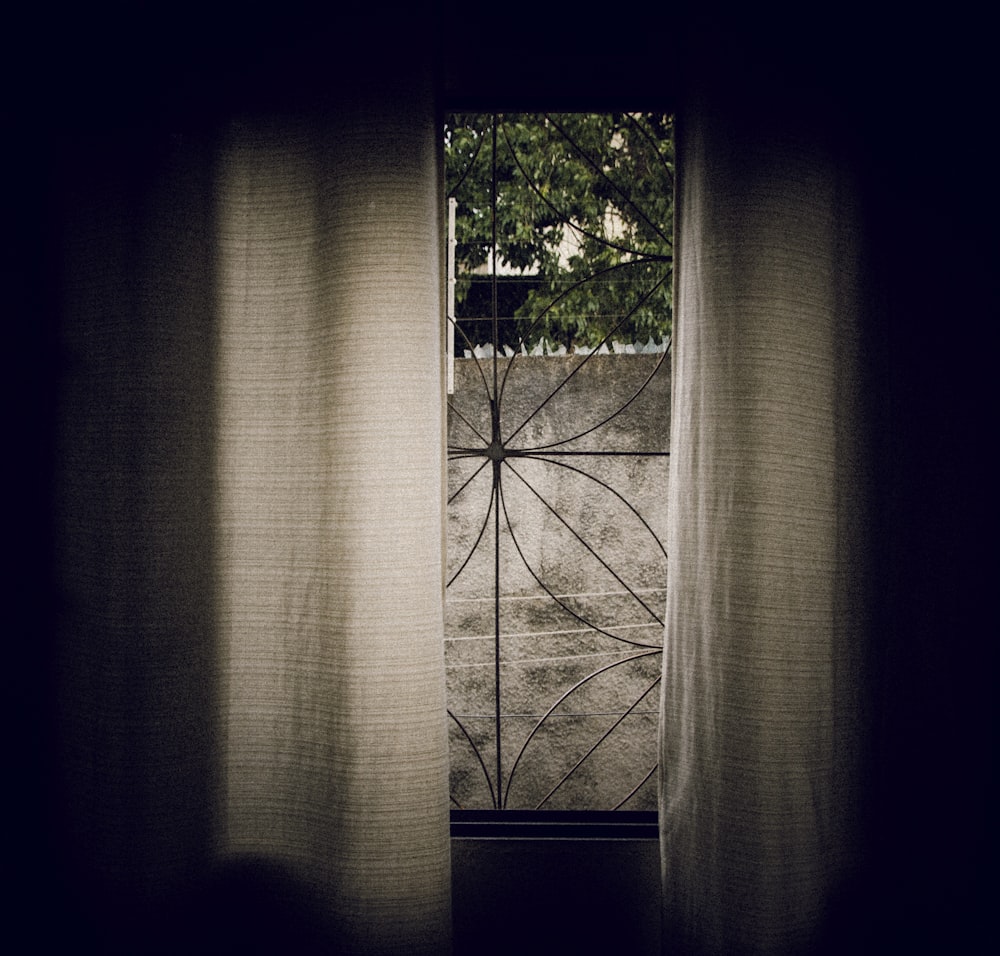 昼間の灰色の窓のカーテン