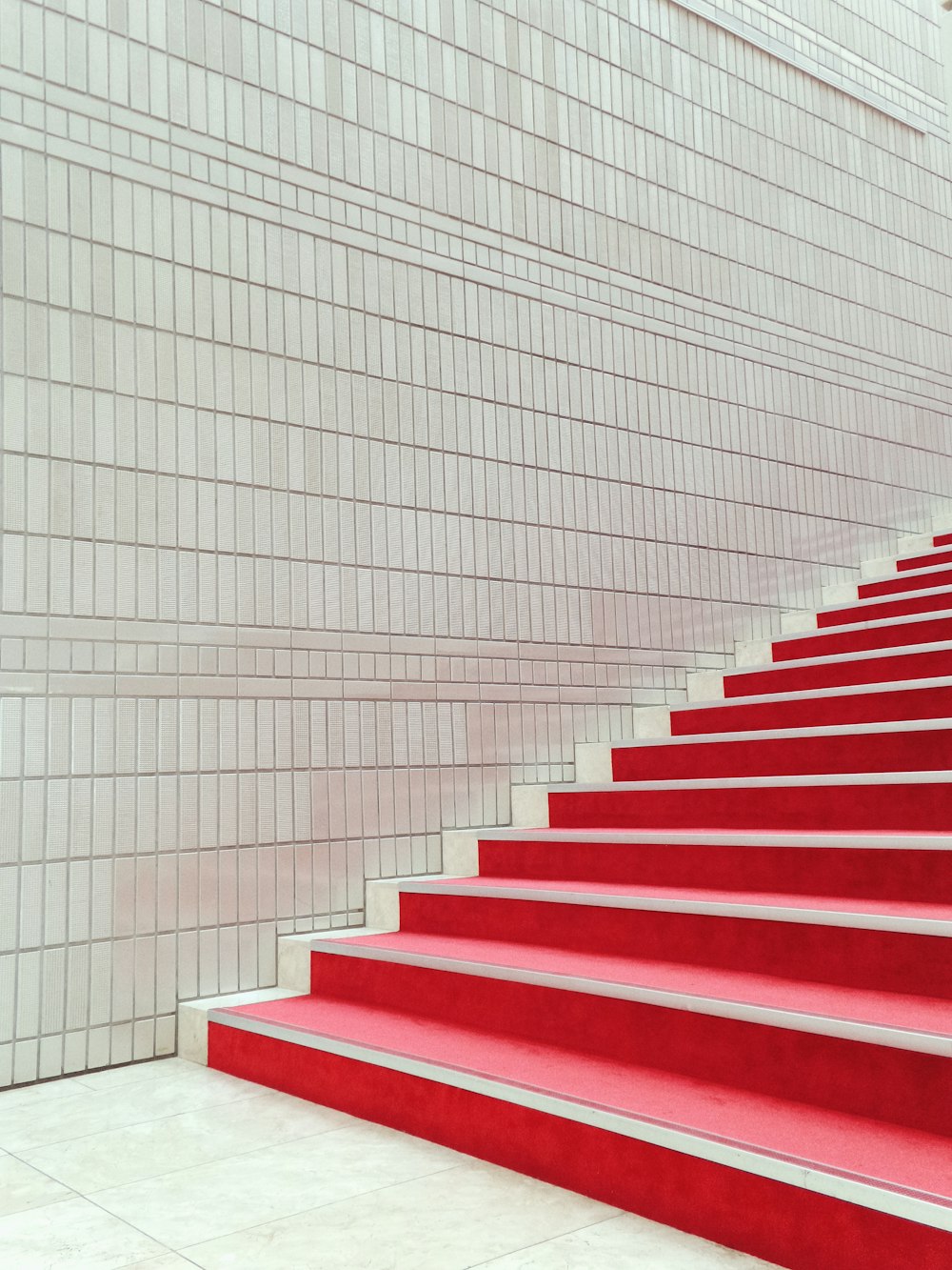 빨간색과 흰색 계단