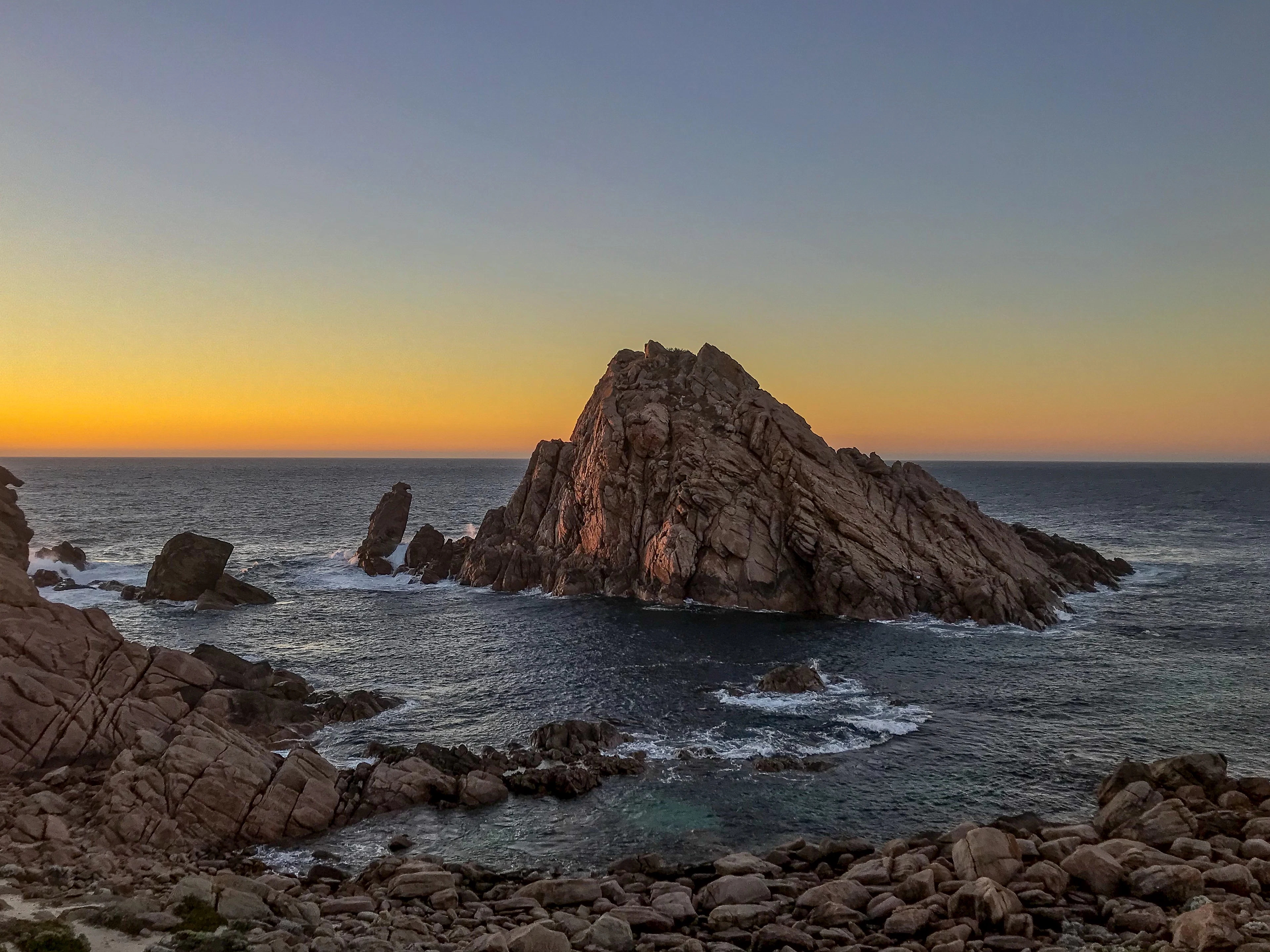 Sugarloaf uola jūroje saulei nusileidus, Margaret Riverio regiono pakrantėje