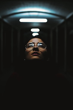 femme sombre lunettes onlyfans mym
