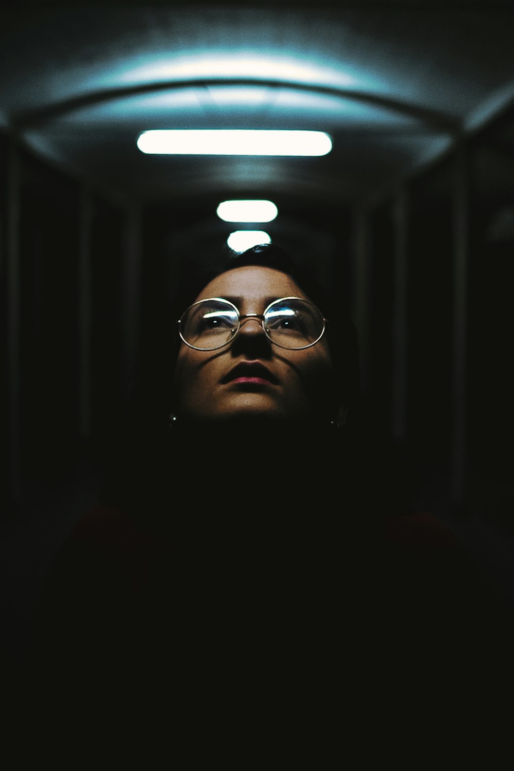 Fotografía de enfoque superficial de mujer en gafas claras con marcos plateados