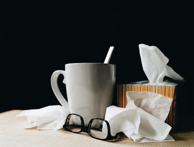 Teetasse und Taschentücher auf dem Tisch