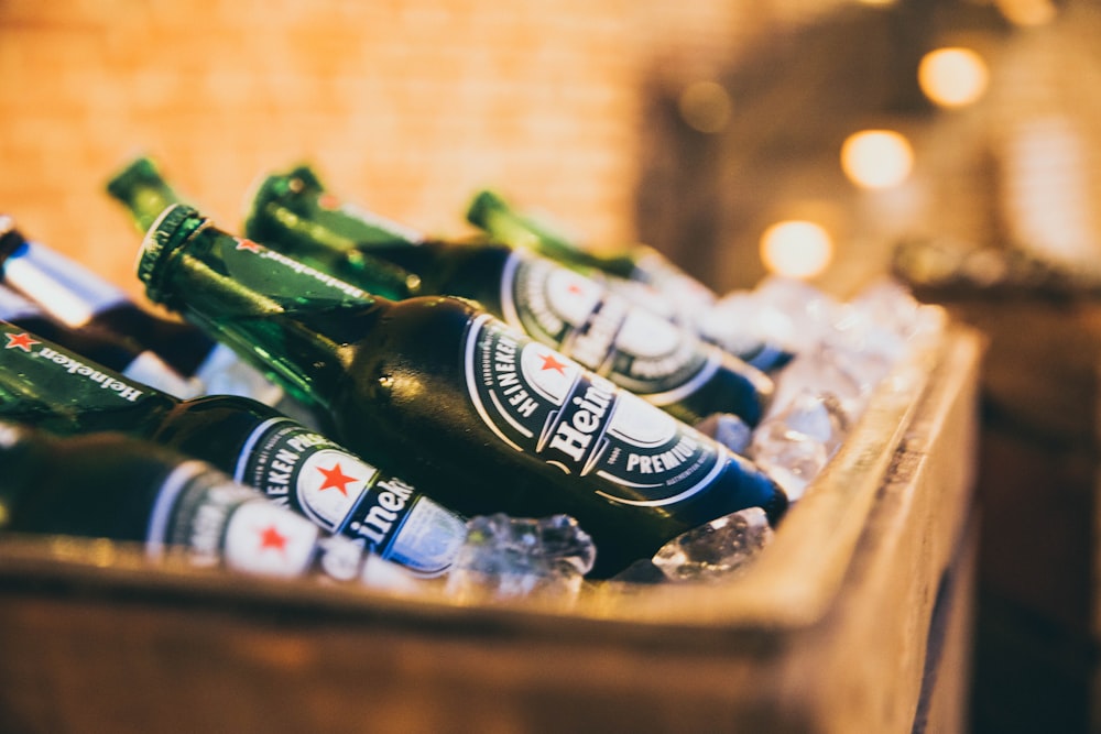 Bottiglie Heineken posizionate su una scatola termica marrone