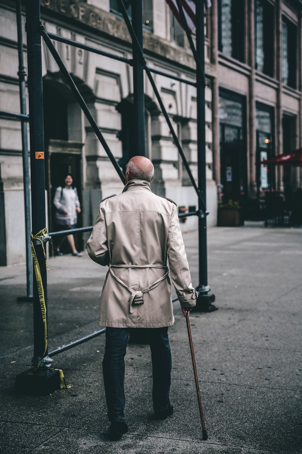 Hombre caminando cerca de andamios durante el día