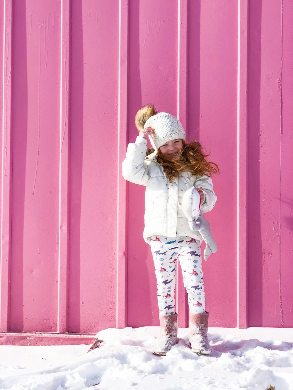 chica de pie junto a la pared