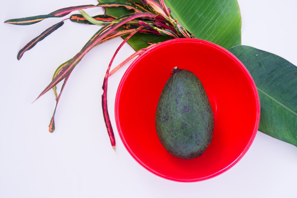 Fruta verde en plato rojo