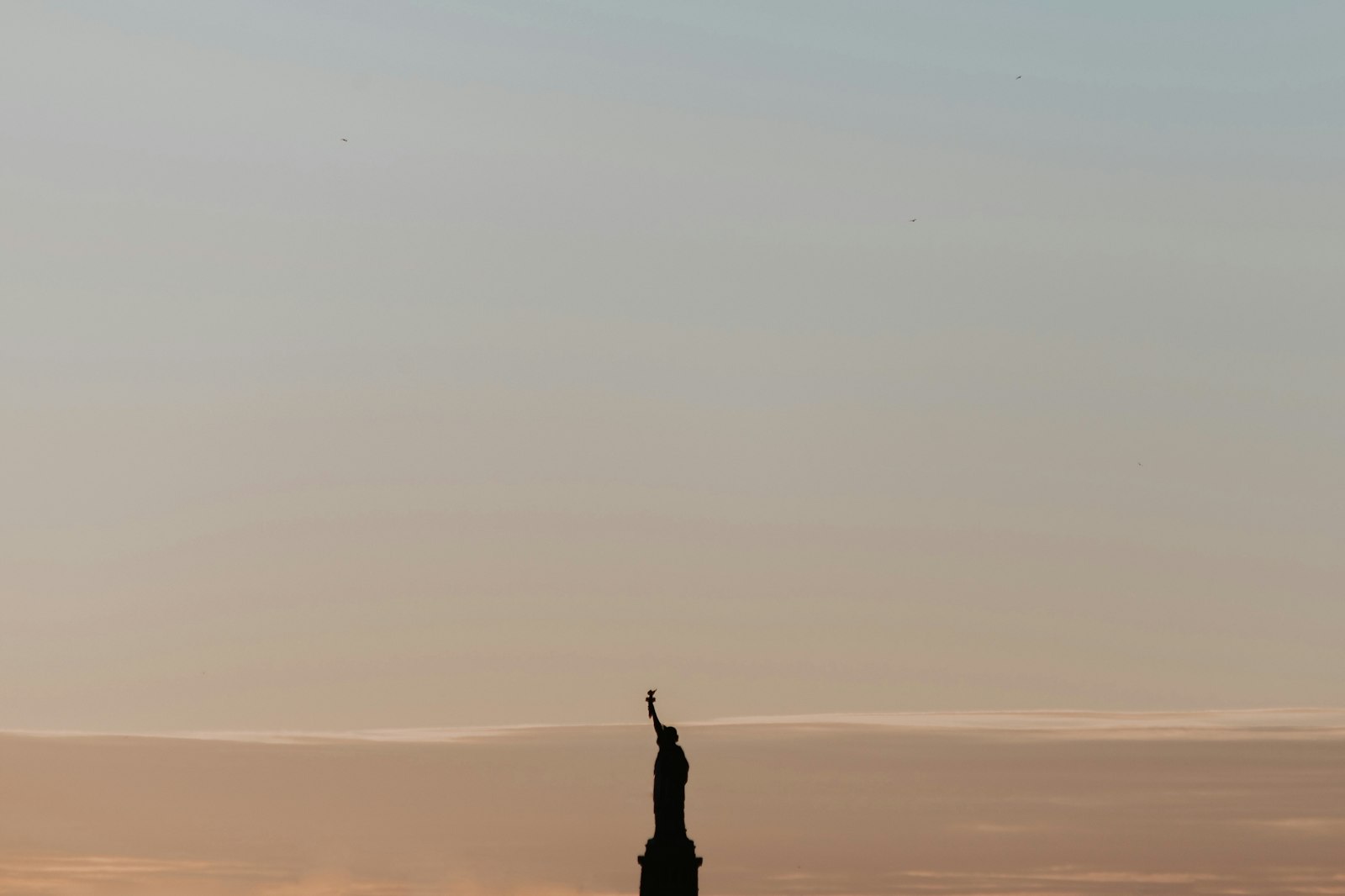 Canon EOS 6D + Canon EF 70-300mm F4-5.6 IS USM sample photo. Statue of liberty silhouette photography