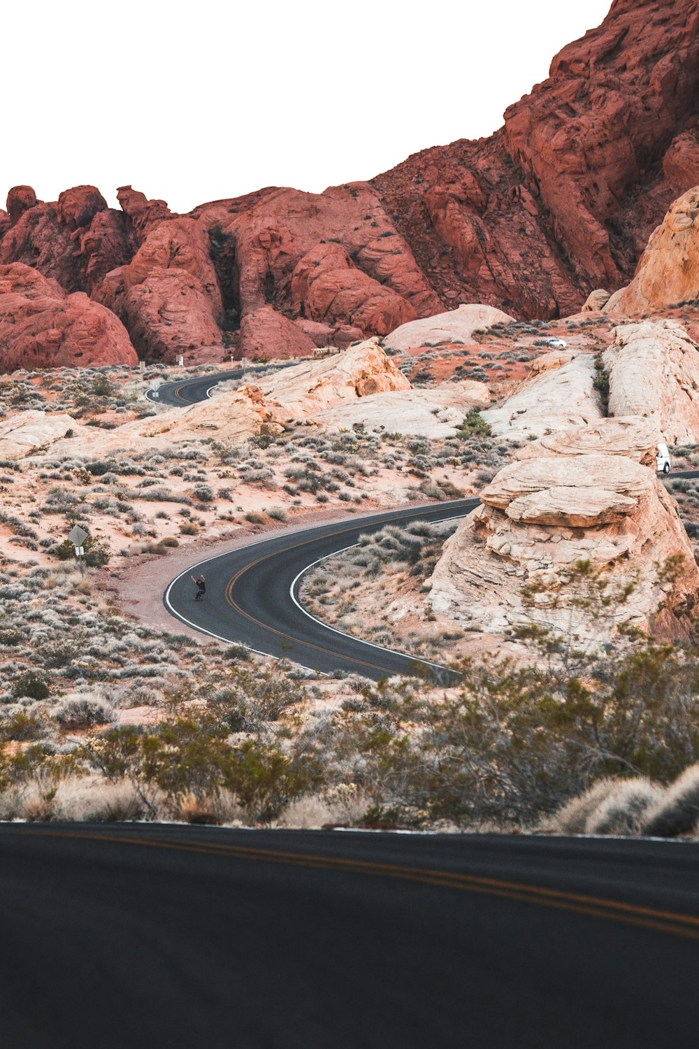 Montaña cerca de la carretera durante el día