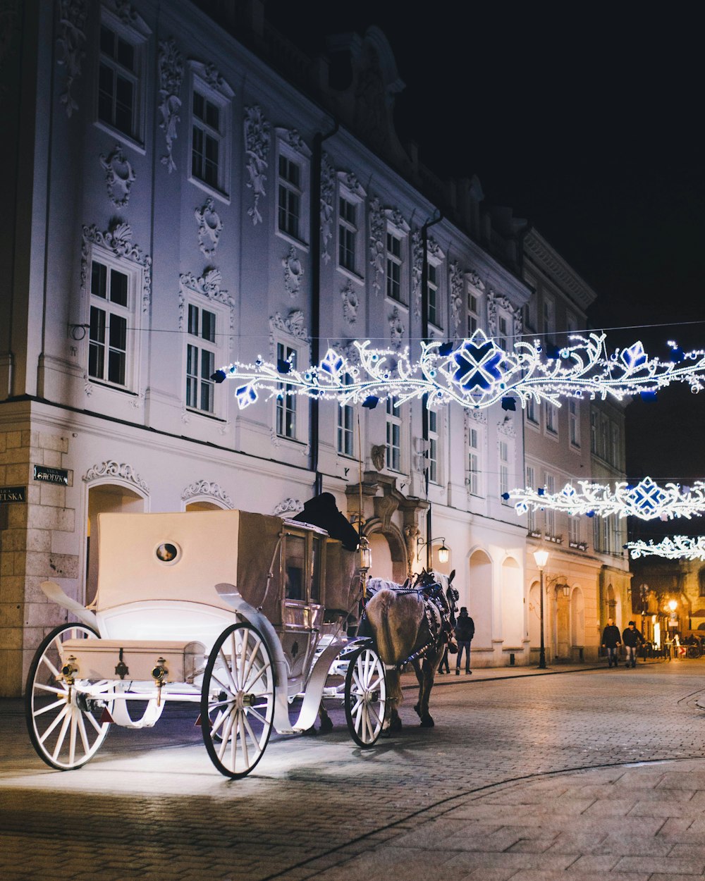 horse with carriage near building