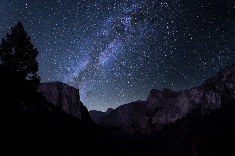 costellazione sopra la montagna