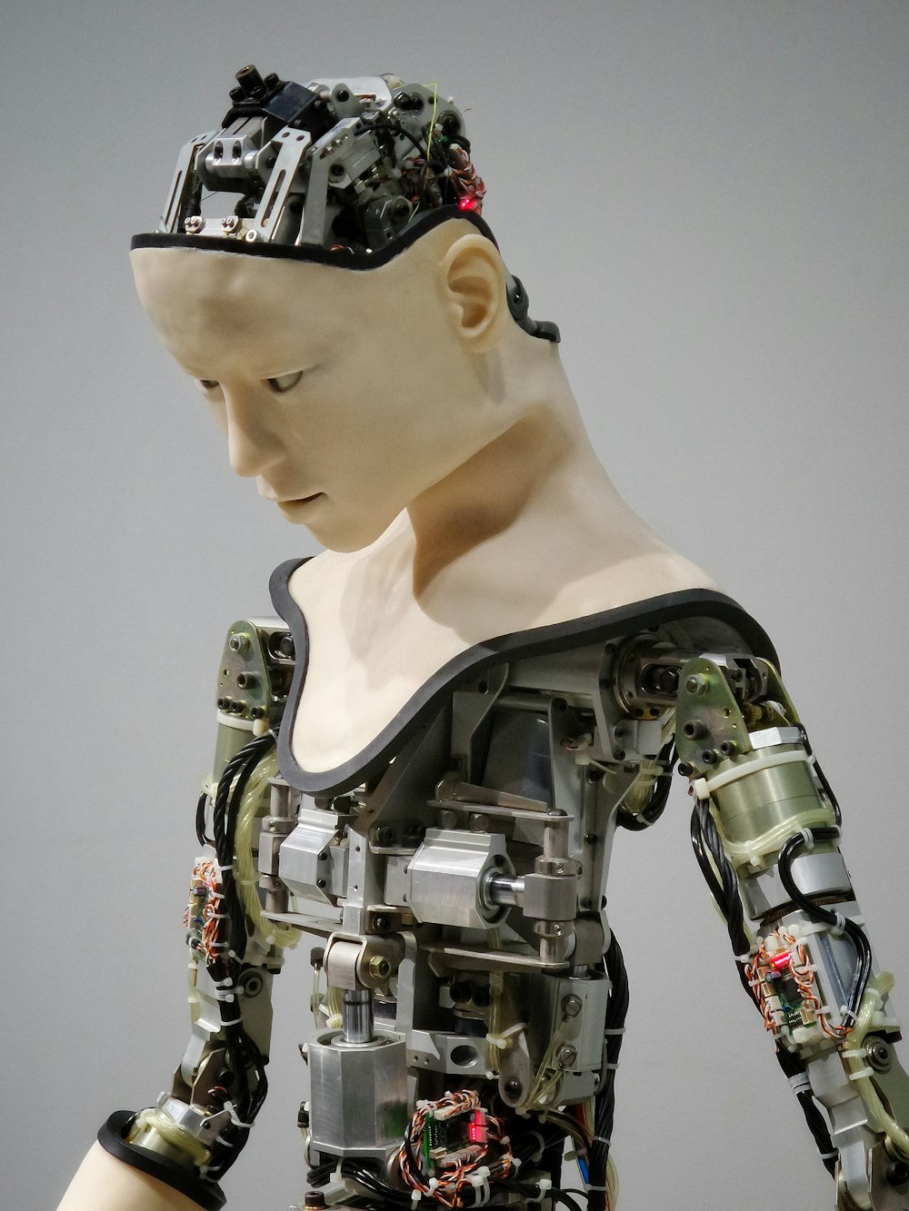 흰색과 갈색 인간 로봇 그림