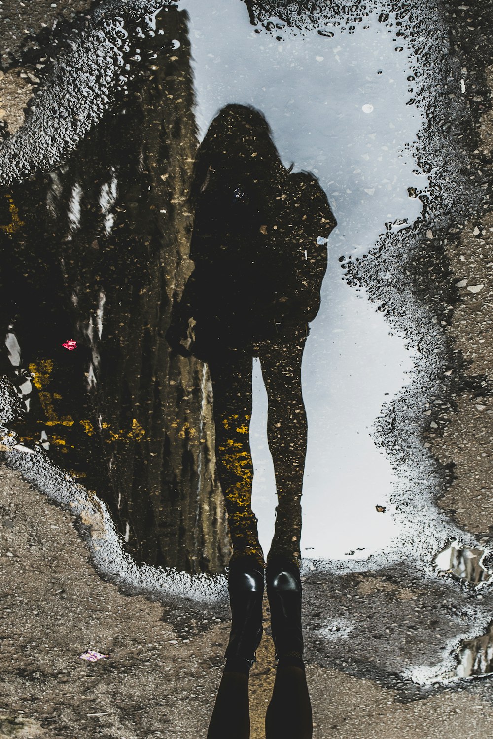 femme réfléchir sur l’eau pendant la journée