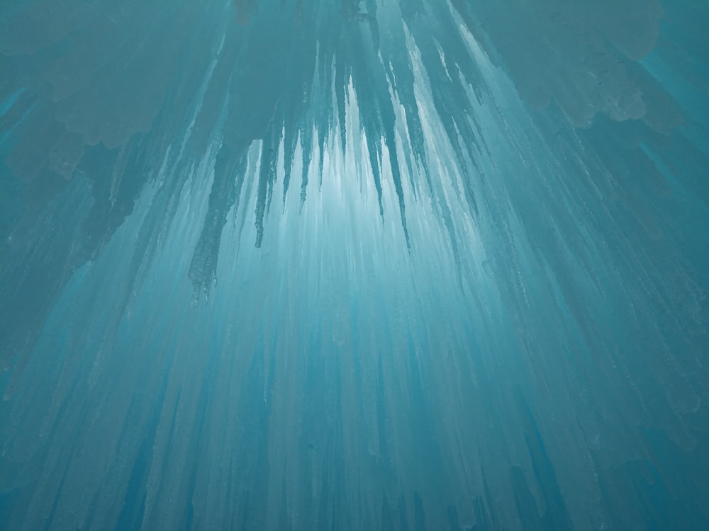 물 속의 얼음 형성의 수중 모습