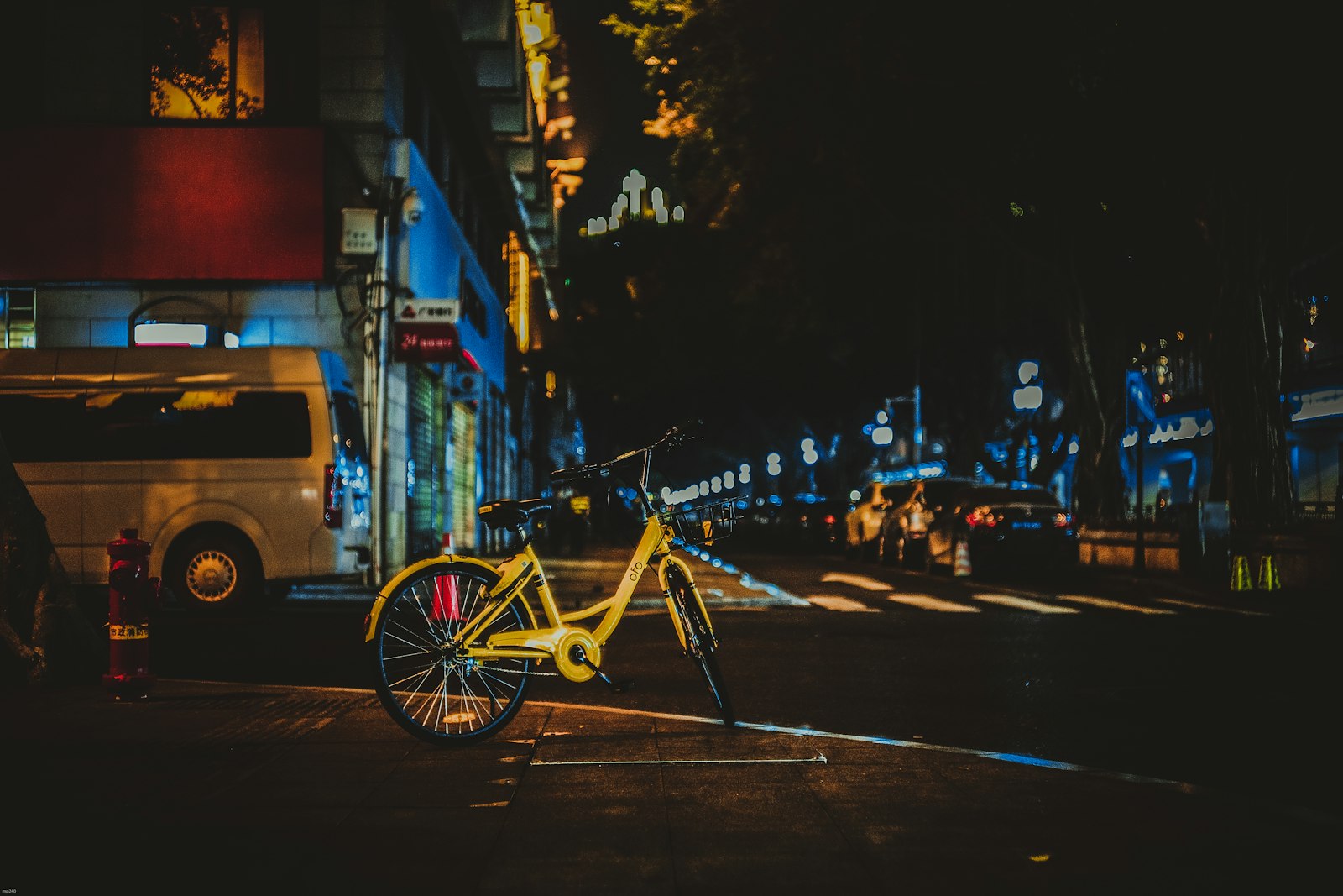 Summilux-M 1:1.4/50 sample photo. Yellow bicycle park beside photography