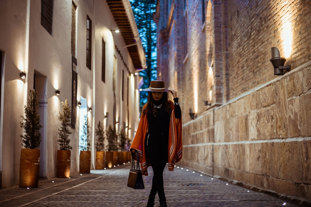 Mujer con vestido negro y sombrero marrón