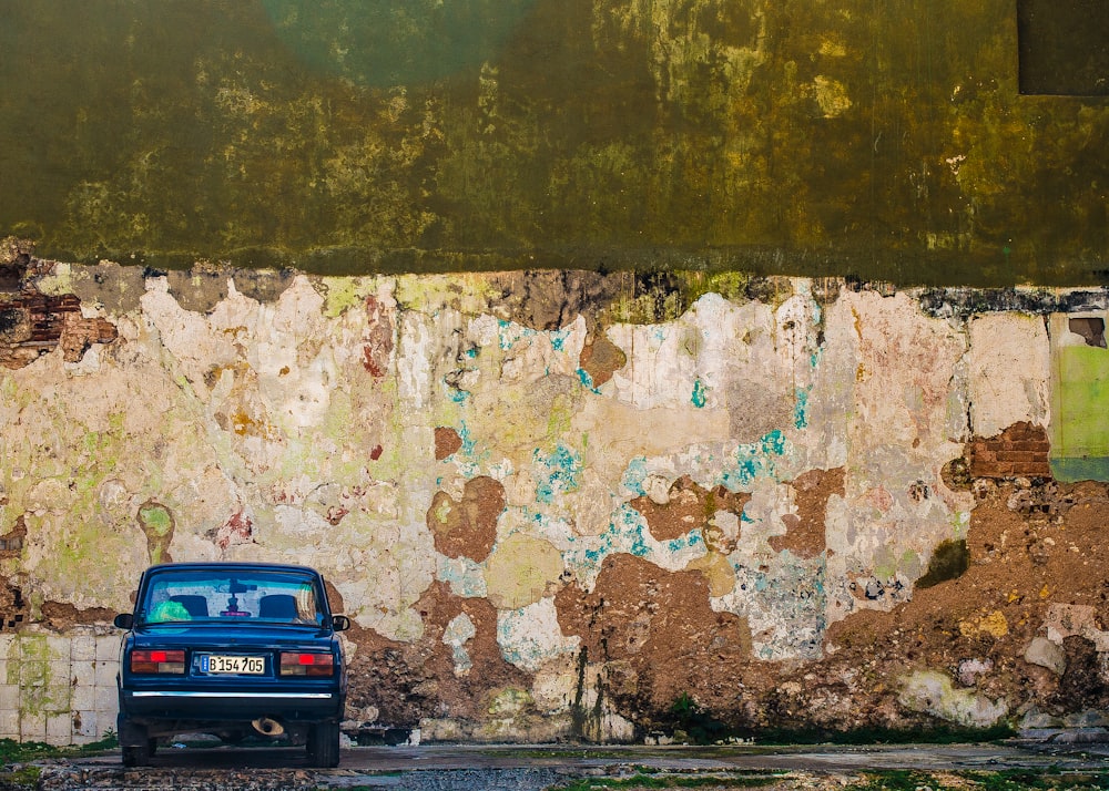 Veículo azul estacionado na estrutura dianteira