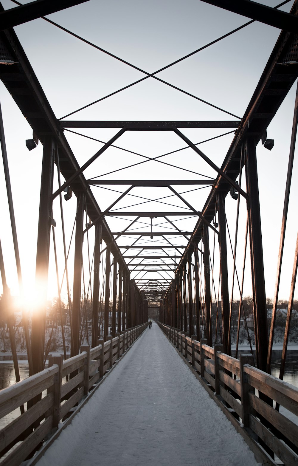 Graue und braune Dockbrücke tagsüber