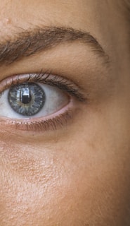 close-up photo of persons eye