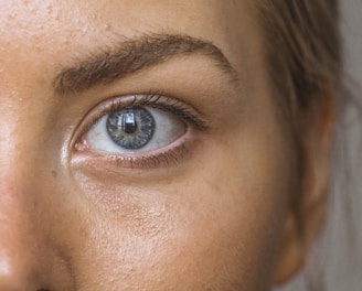 close-up photo of persons eye