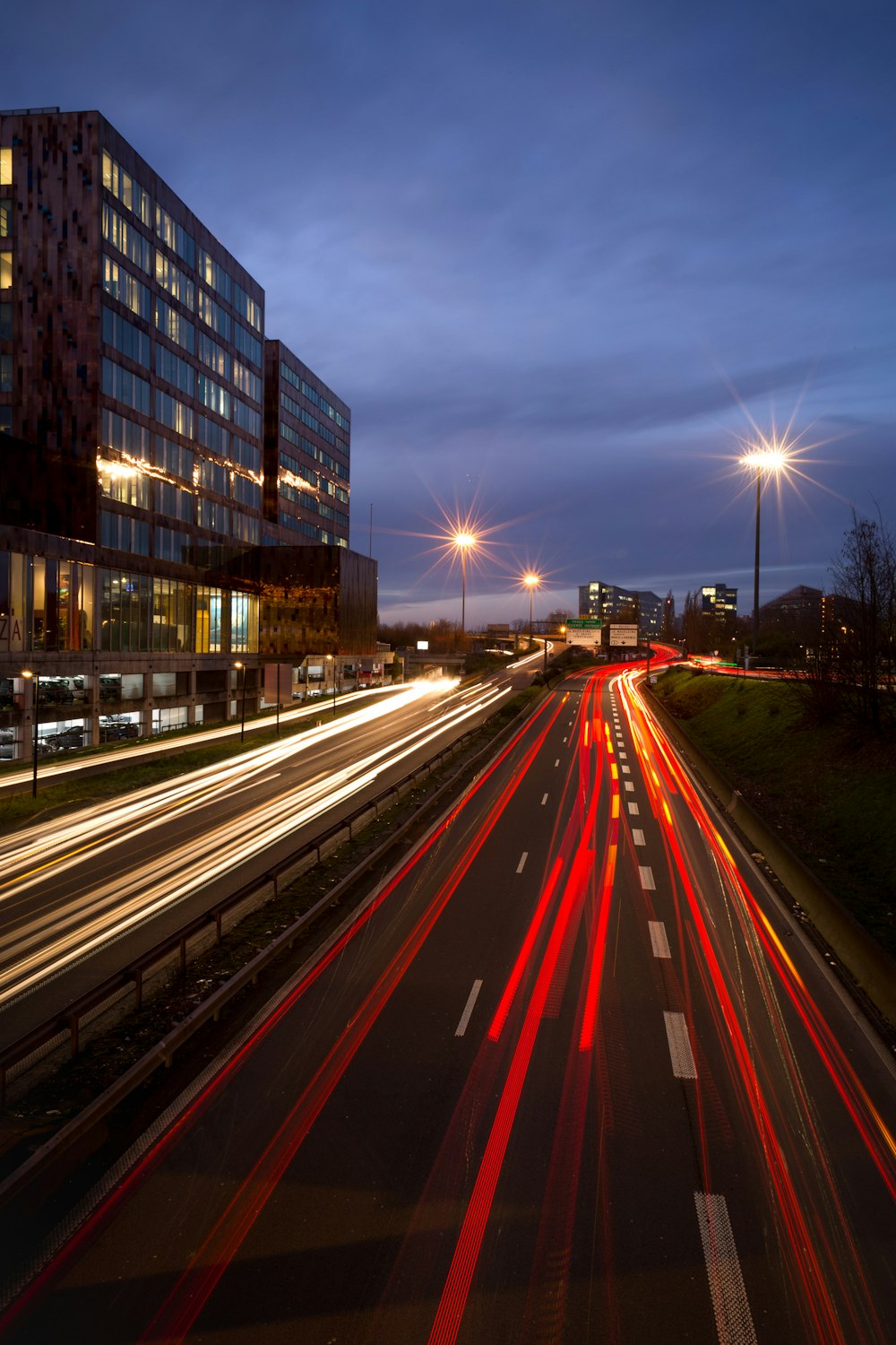 Zeitrafferaufnahme der Straße neben dem Hochhaus