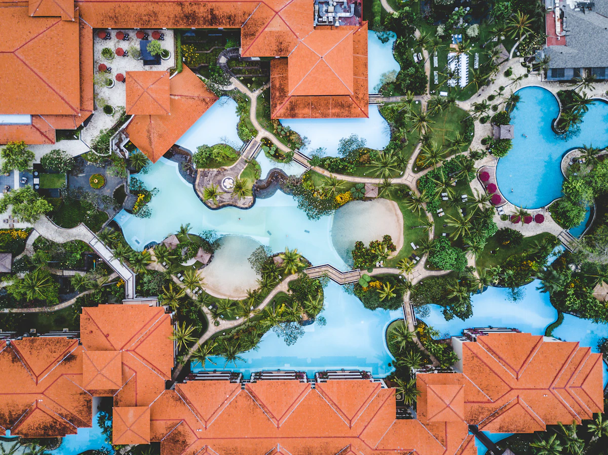 Vue aérienne d'un jardin avec piscine et espaces verts bien entretenus