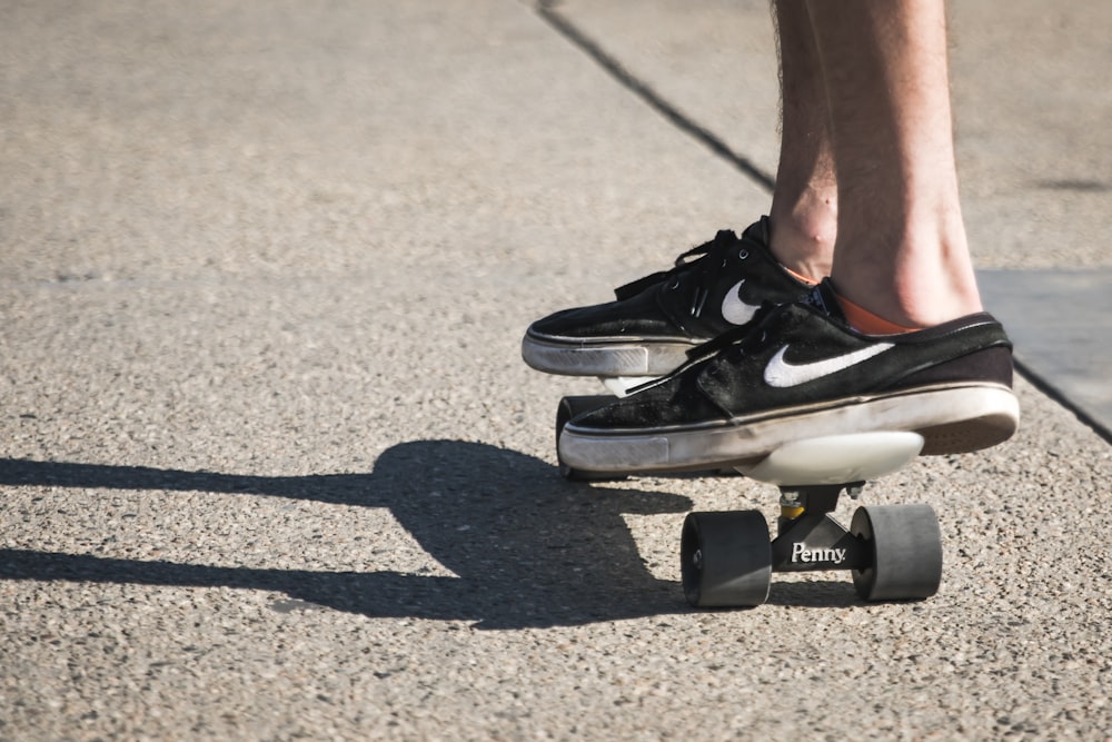 personne faisant de la planche à roulettes