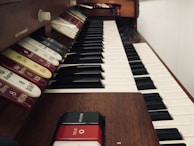 Organ combo emulation with glowing keys and rotary speaker effect.