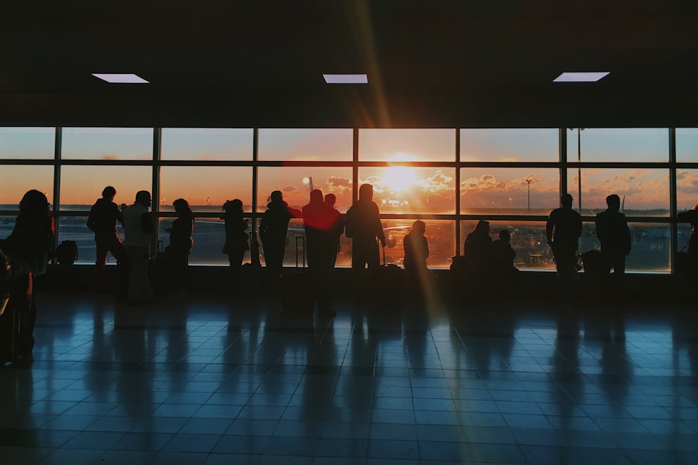 공항 안에 있는 사람들의 실루엣