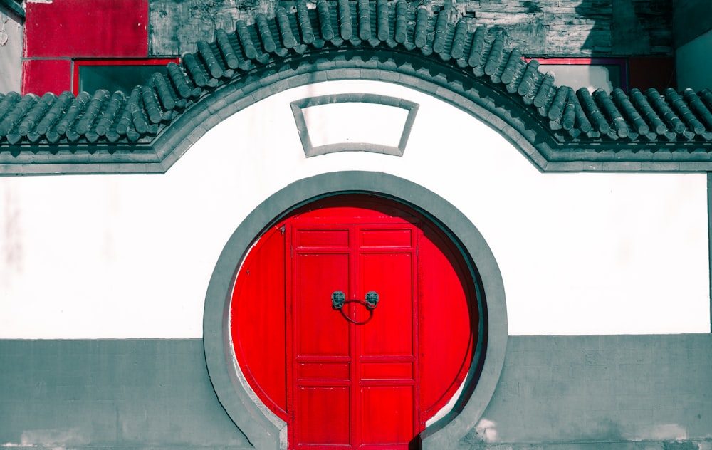 Mur avec portail rouge