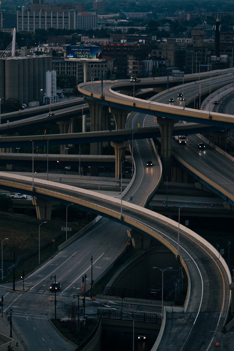 Gerade Autobahnstrecke mit klarer Sicht