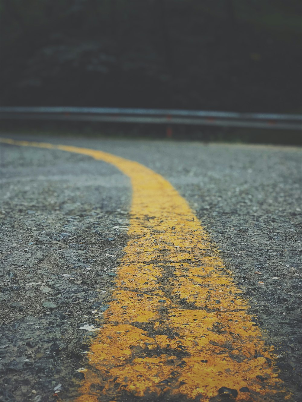 Fotografía de primer plano de la carretera de asfalto