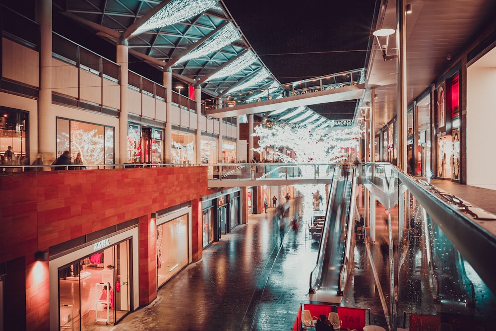 personnes à l’intérieur d’un bâtiment avec escalator