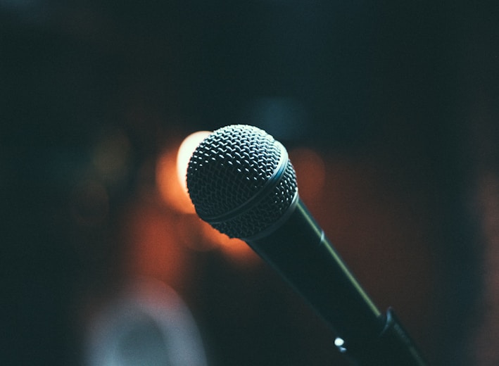 a microphone that is sitting on a stand