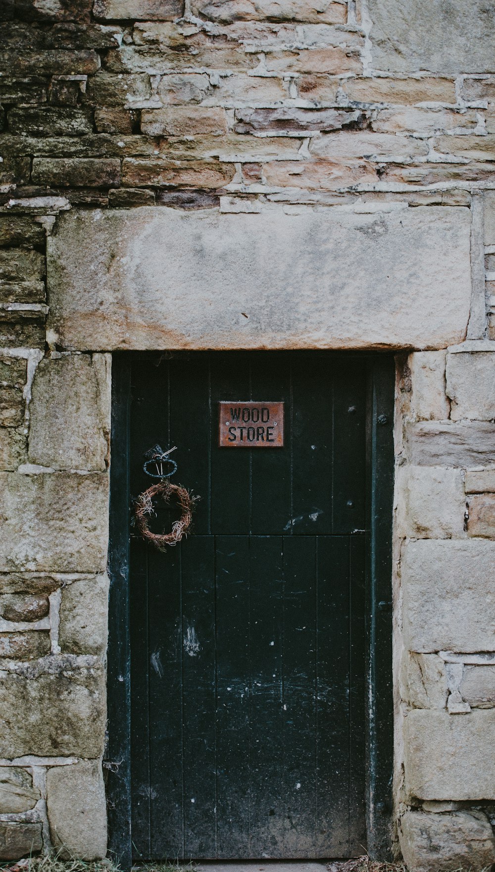 Fermeture de la porte en bois noir avec signalisation de magasin en bois