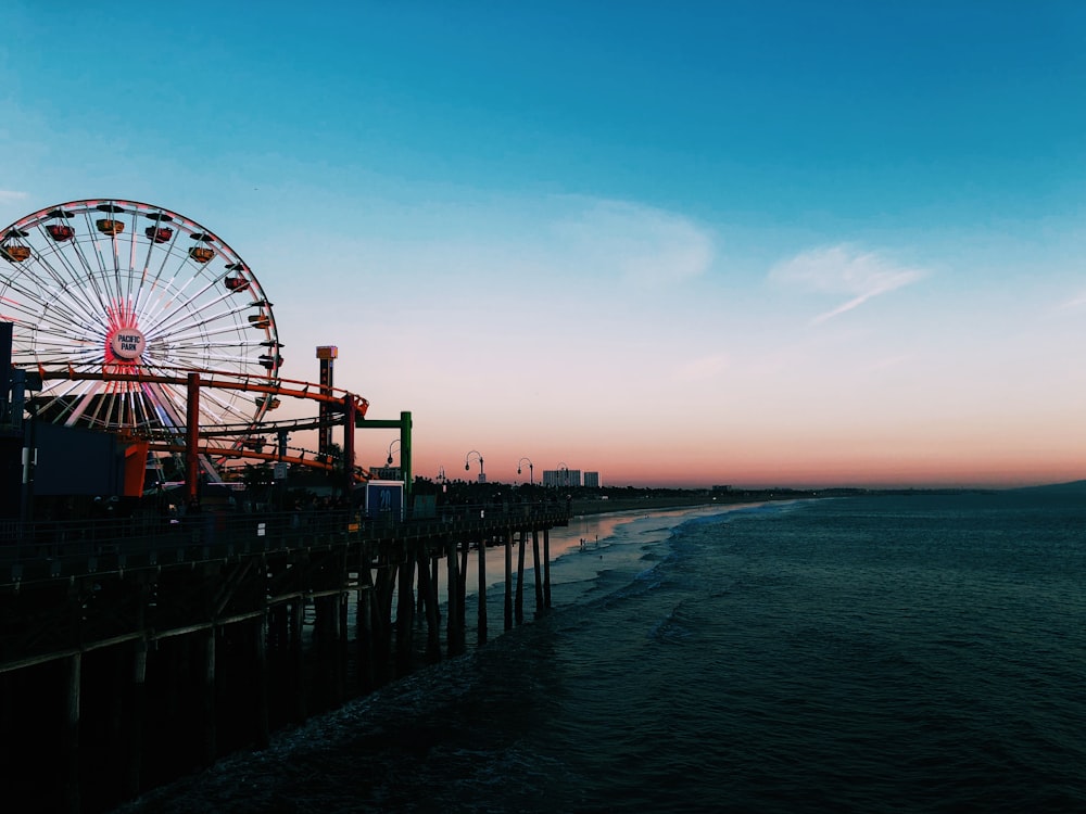 Grande roue près du rivage de la plage