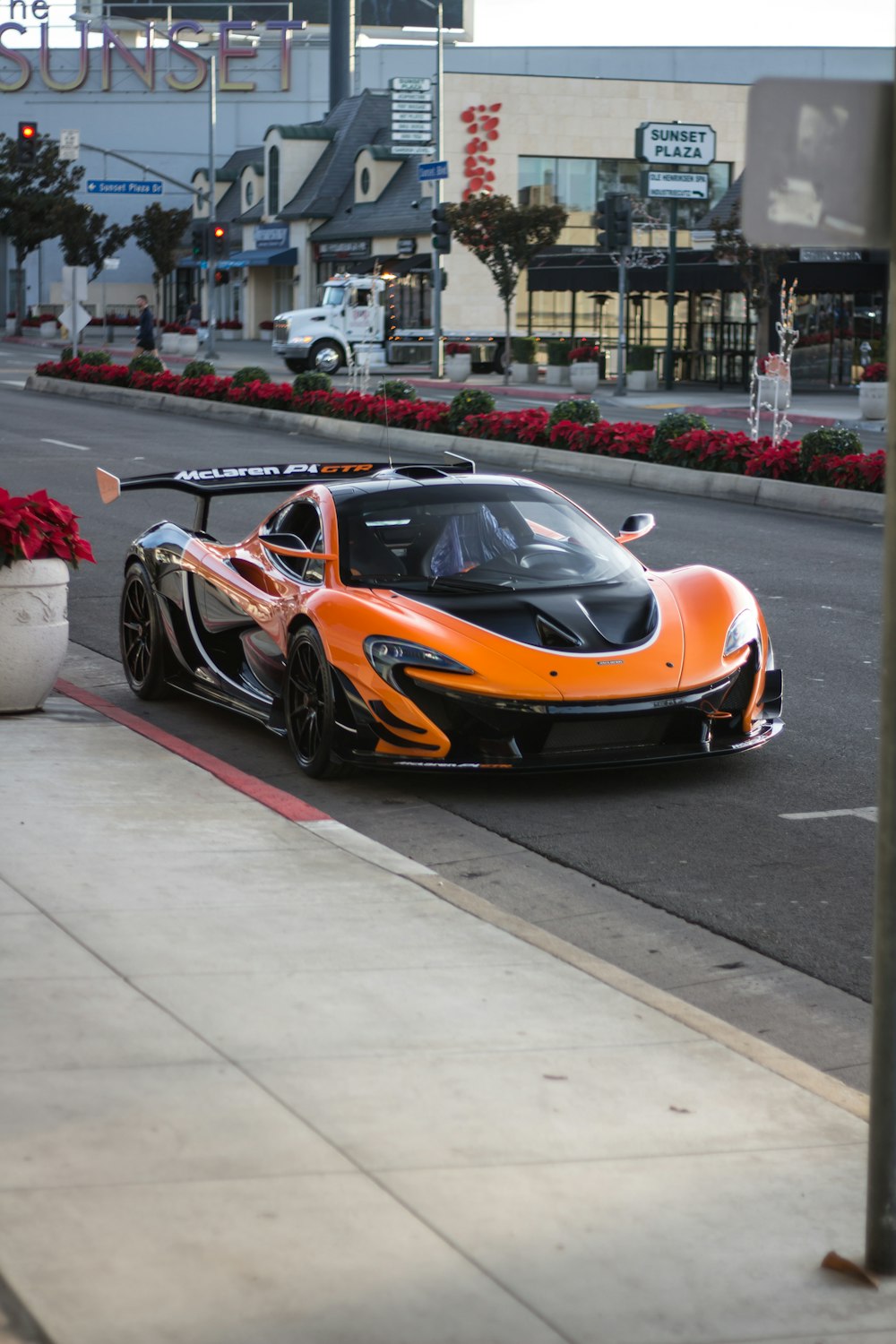 Super carro laranja e preto